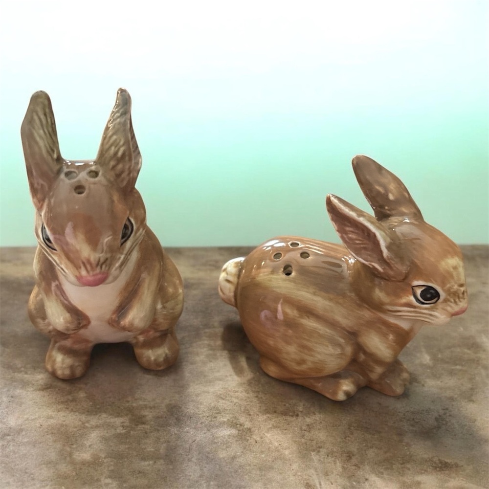 Vintage Cabbage Leaf-Shaped Egg Serving Platter with Bunny Salt & Pepper - Picture 4 of 4